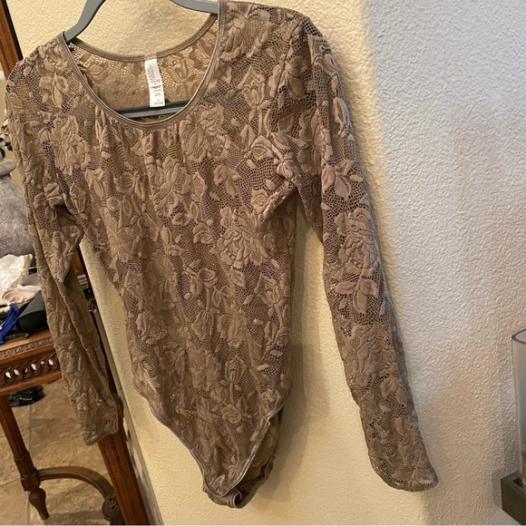 VICTORIA’S SECRET Women Light Olive Floral Long Sleeve Lace Bodysuit Size Small - Picture 2 of 8